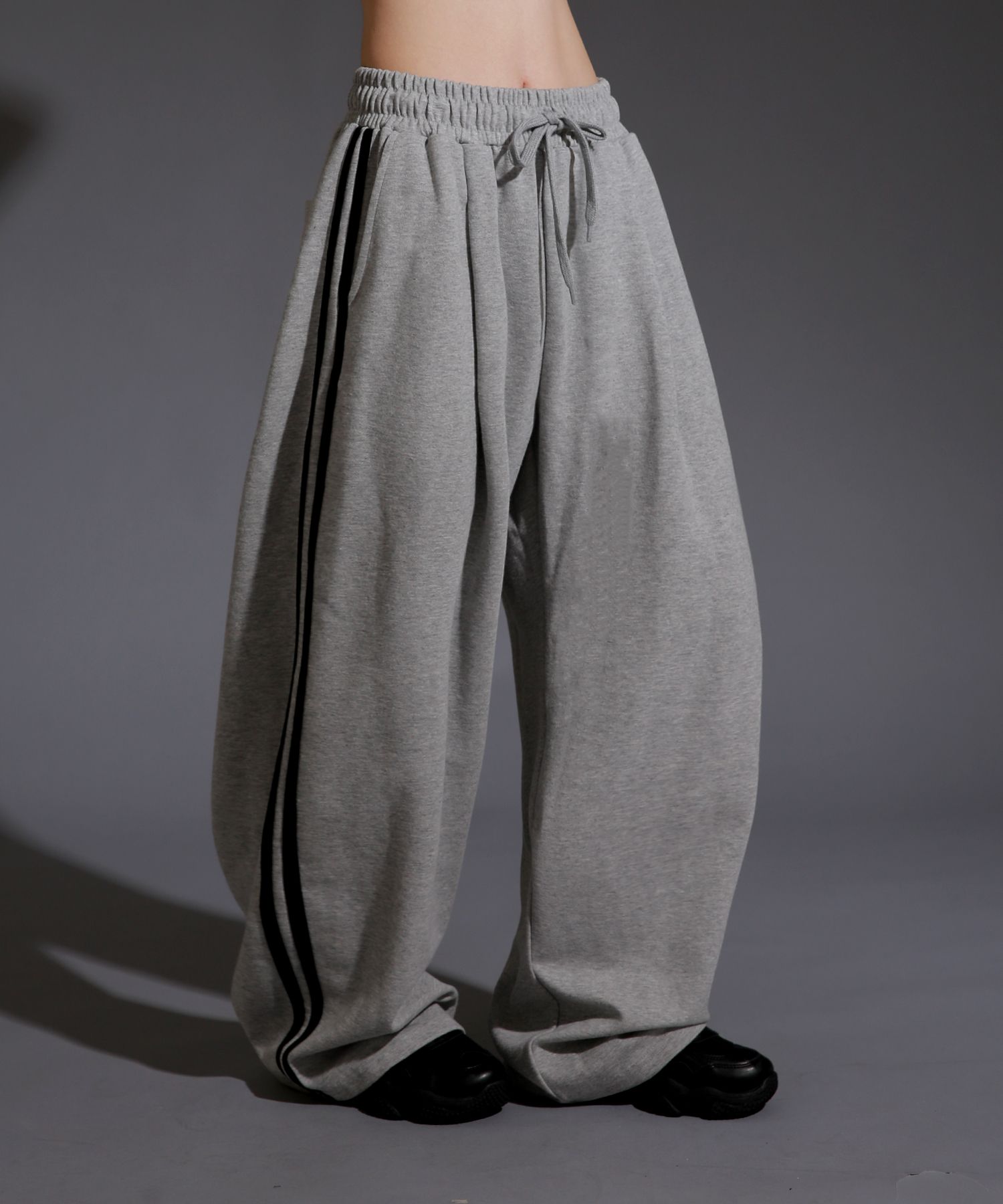 【THE MOZZ】Matte Banding Pintuck Pants Women's Kinetic Pintuck Pant – Ministry of Supply