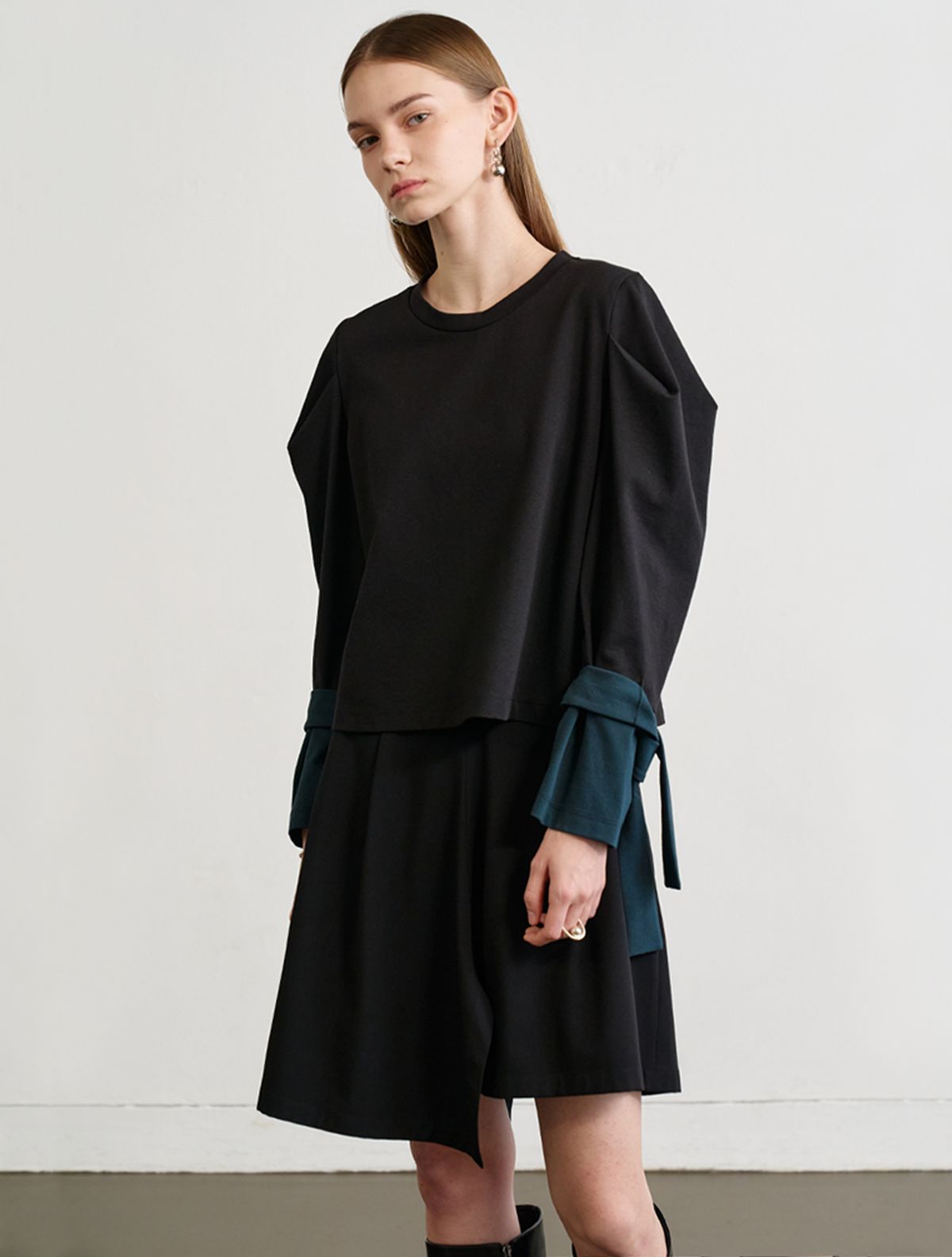 르이엘(LE YIEL) Puff Sleeve Crop Sweatshirt_Black 퍼프 슬리브 크롭 스웨트셔츠_블랙