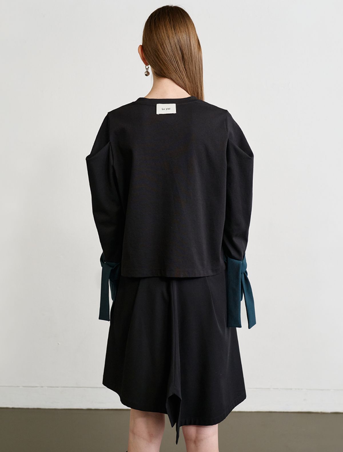 르이엘(LE YIEL) Puff Sleeve Crop Sweatshirt_Black 퍼프 슬리브 크롭 스웨트셔츠_블랙