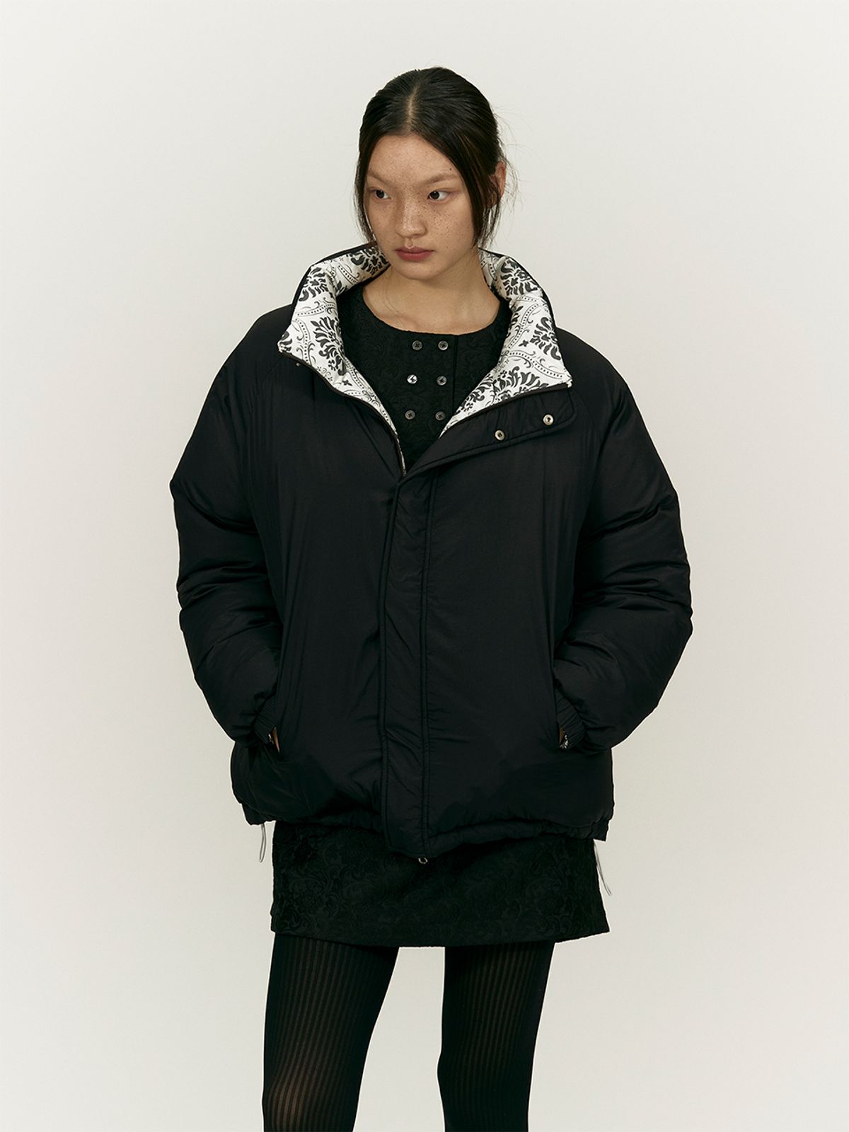 솔티페블(SALTY PEBBLE) DAMASK PATTERN REVERSIBLE DOWN JUMPER [BLACK]