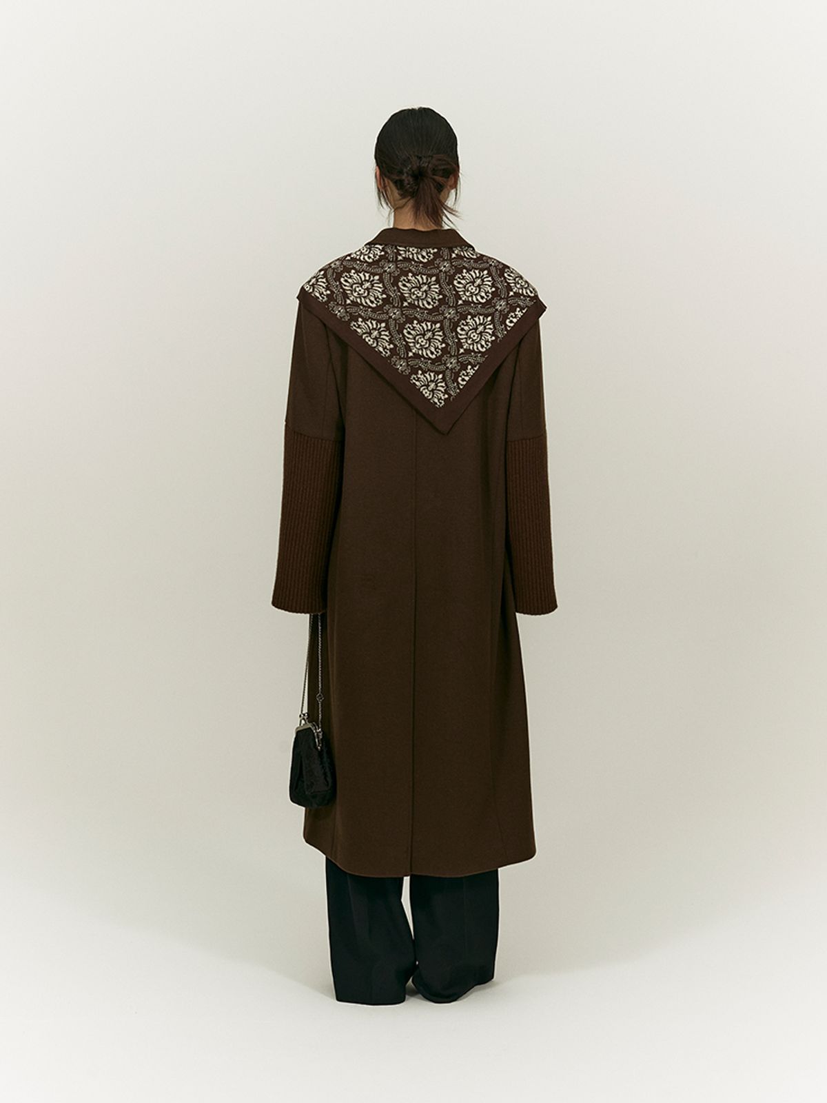 솔티페블(SALTY PEBBLE) KNITTED COMBI SLEEVE LONG COAT [BROWN]