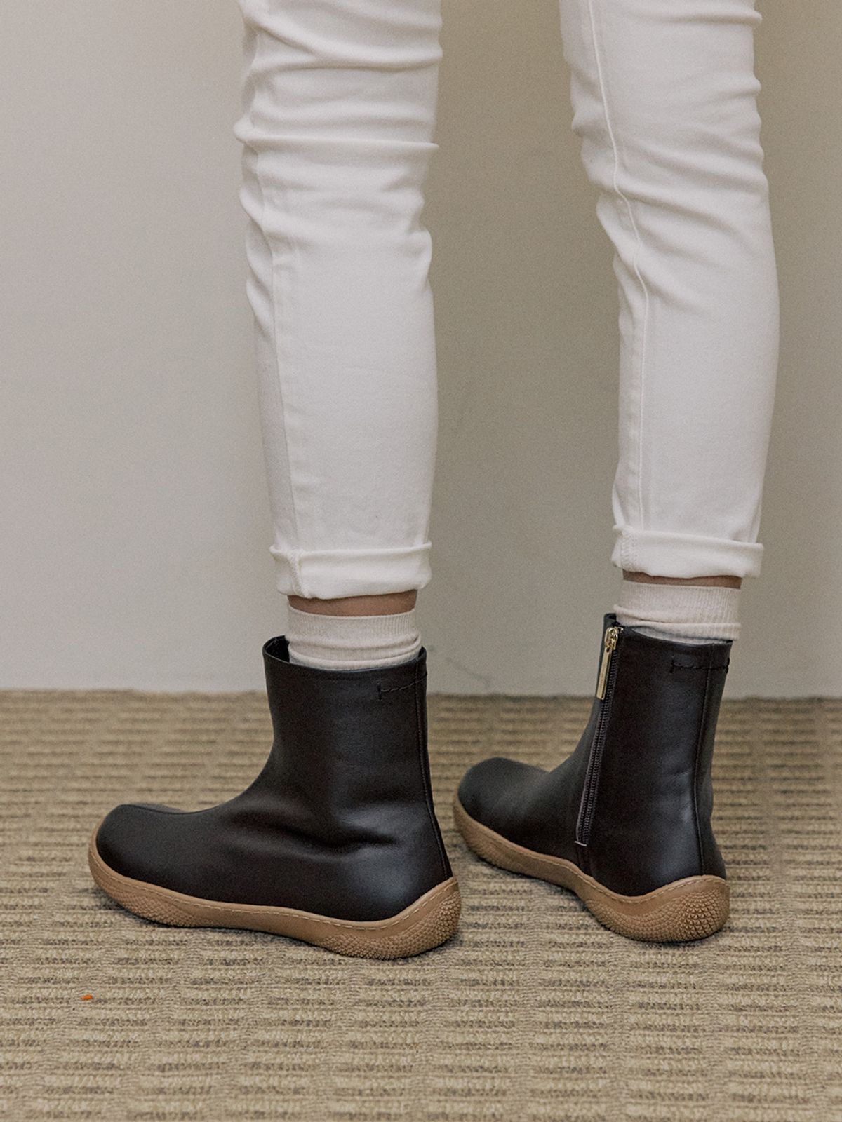 더조히(THE JOHI) Back Stitched Ankle Boots_2 Colors
