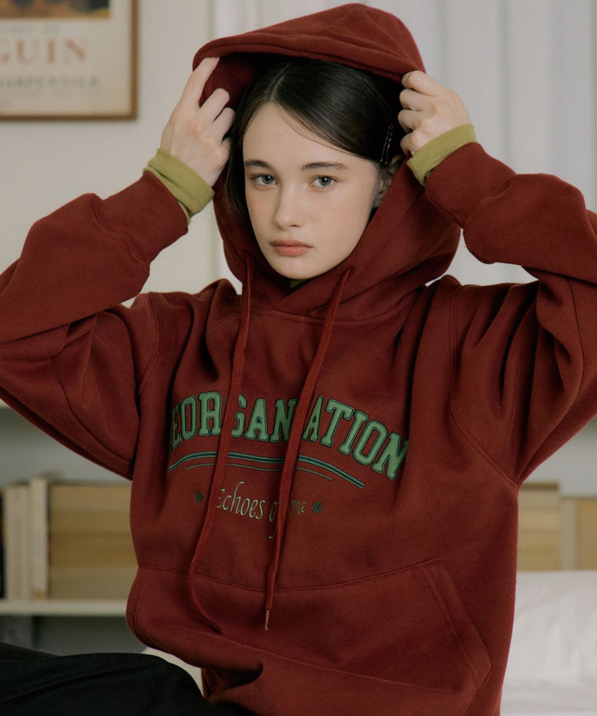 리올그(REORG) EOT NEEDLEWORK LOGO HOOD BRICK RED