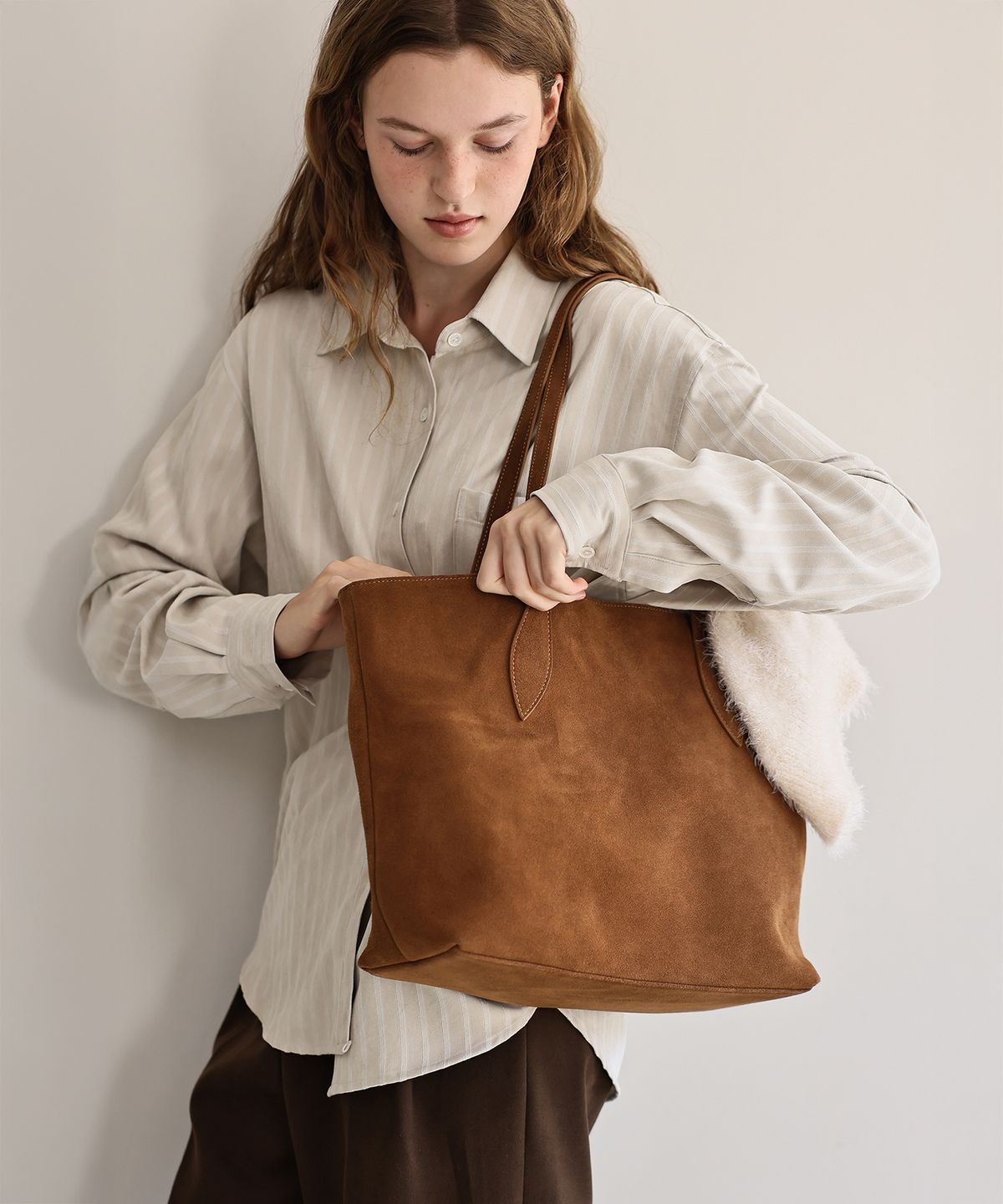 앤니즈(ANDNEEDS) Kevin suede bag (camel)