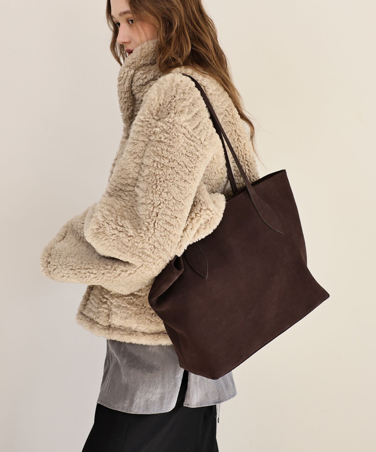 앤니즈(ANDNEEDS) Kevin suede bag (brown)