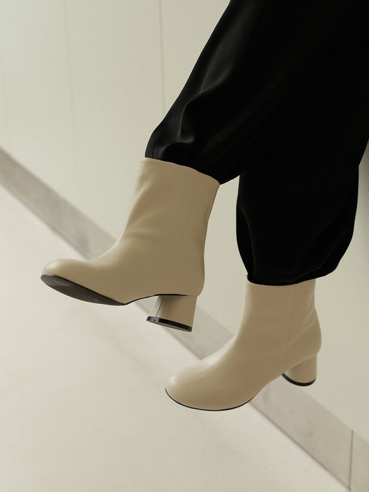 더조히(THE JOHI) Sage Ankle Boots_2 Colors