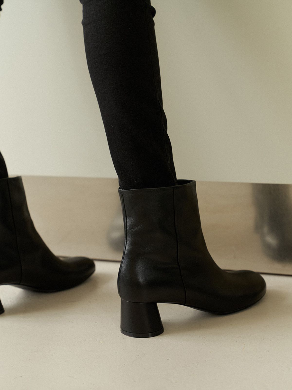 더조히(THE JOHI) Sage Ankle Boots_2 Colors