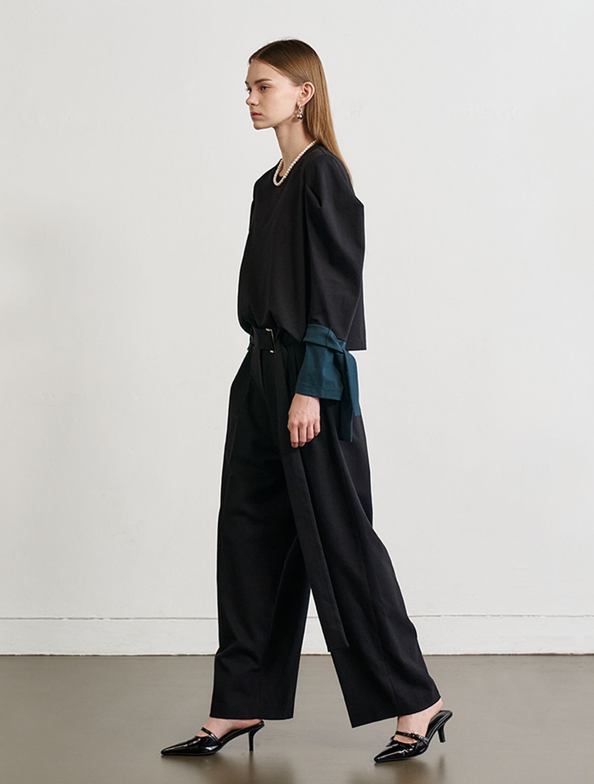 르이엘(LE YIEL) Tuck Detail Belted Wide Pants_Black 턱 디테일 벨티드 와이드 팬츠_블랙