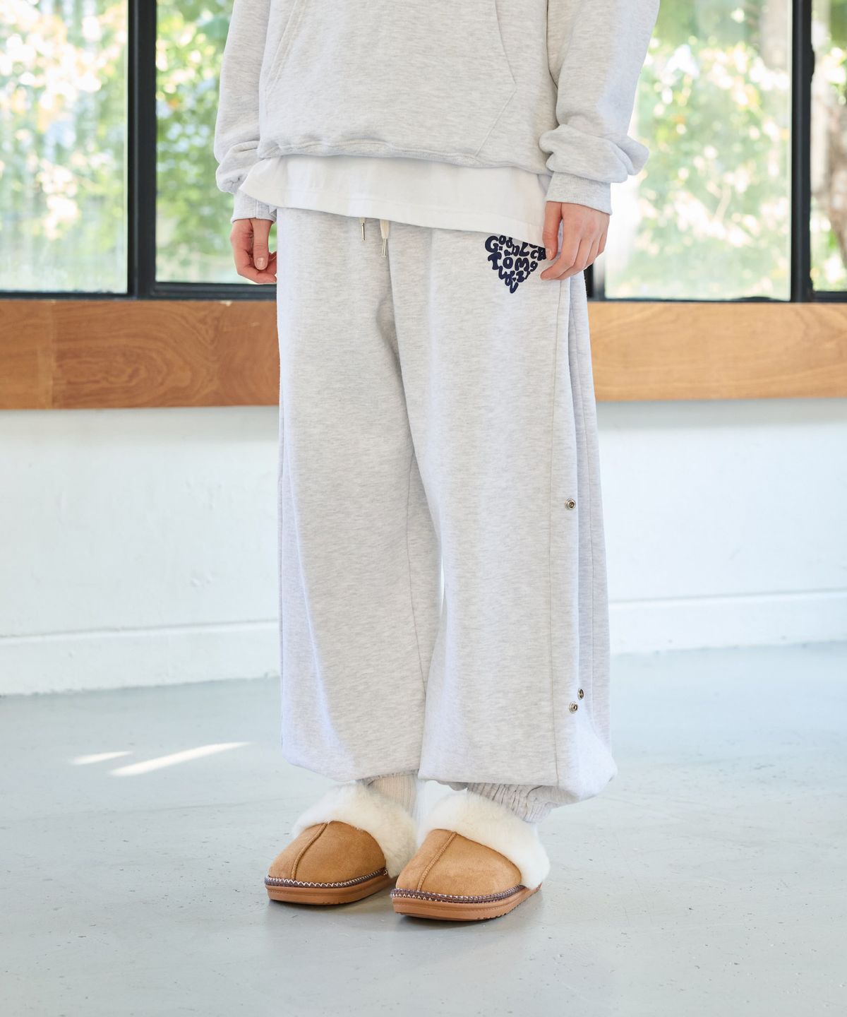 아리킴(ARIKIM) GOODLUCK HEART SNAP OFF SWEAT PANTS / WHITE-MELANGE