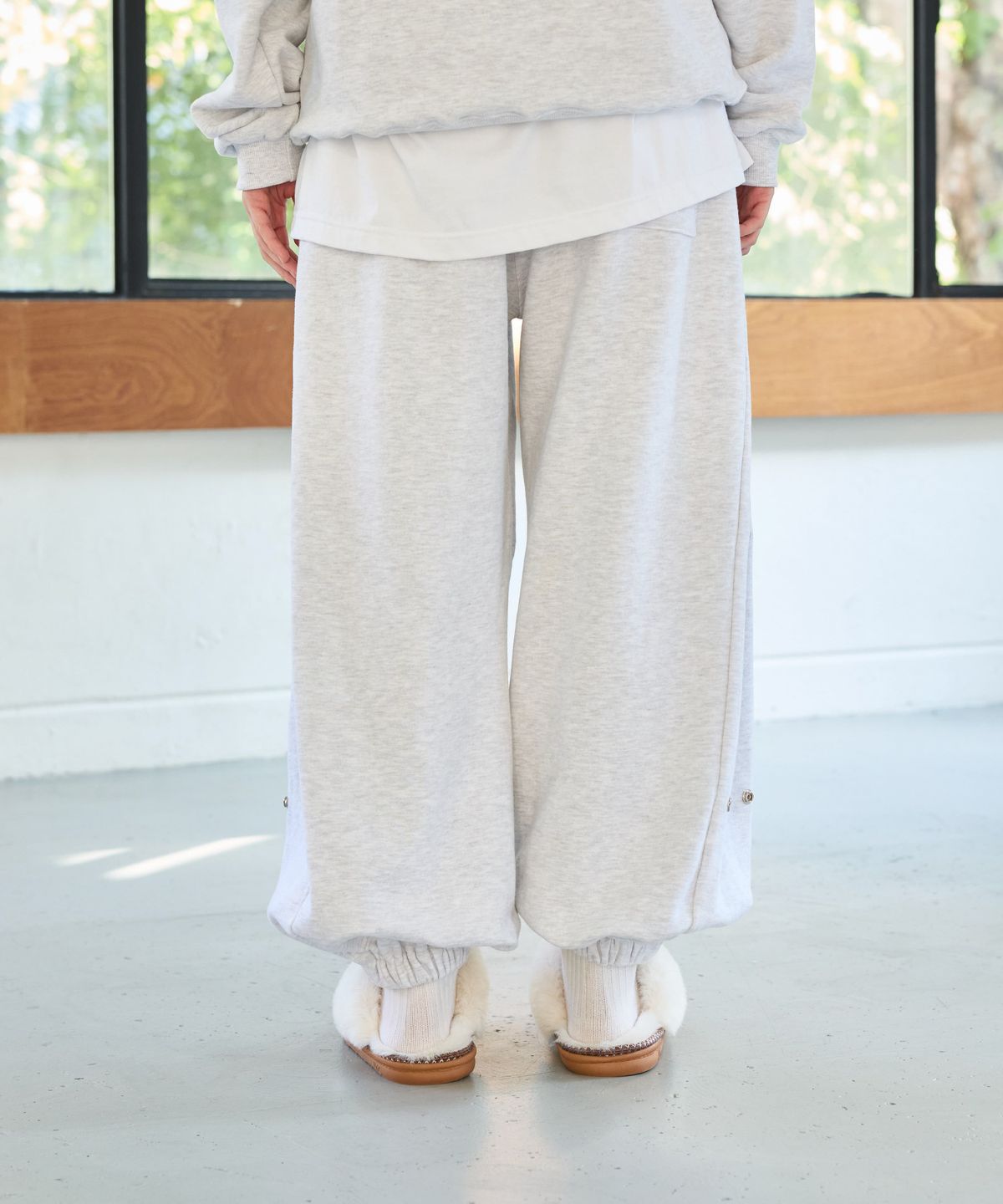 아리킴(ARIKIM) GOODLUCK HEART SNAP OFF SWEAT PANTS / WHITE-MELANGE