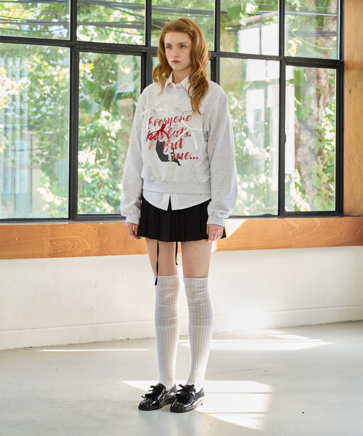 아리킴(ARIKIM) CHARLOTTE CAT RIBBON SWEATSHIRT / WHITE-MELANGE