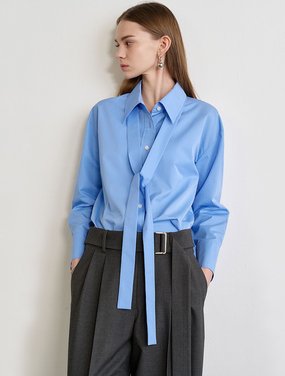 르이엘(LE YIEL) Tuck Detail Belted Wide Pants_Charcoal Grey 턱 디테일 벨티드 와이드 팬츠_차콜 그레이