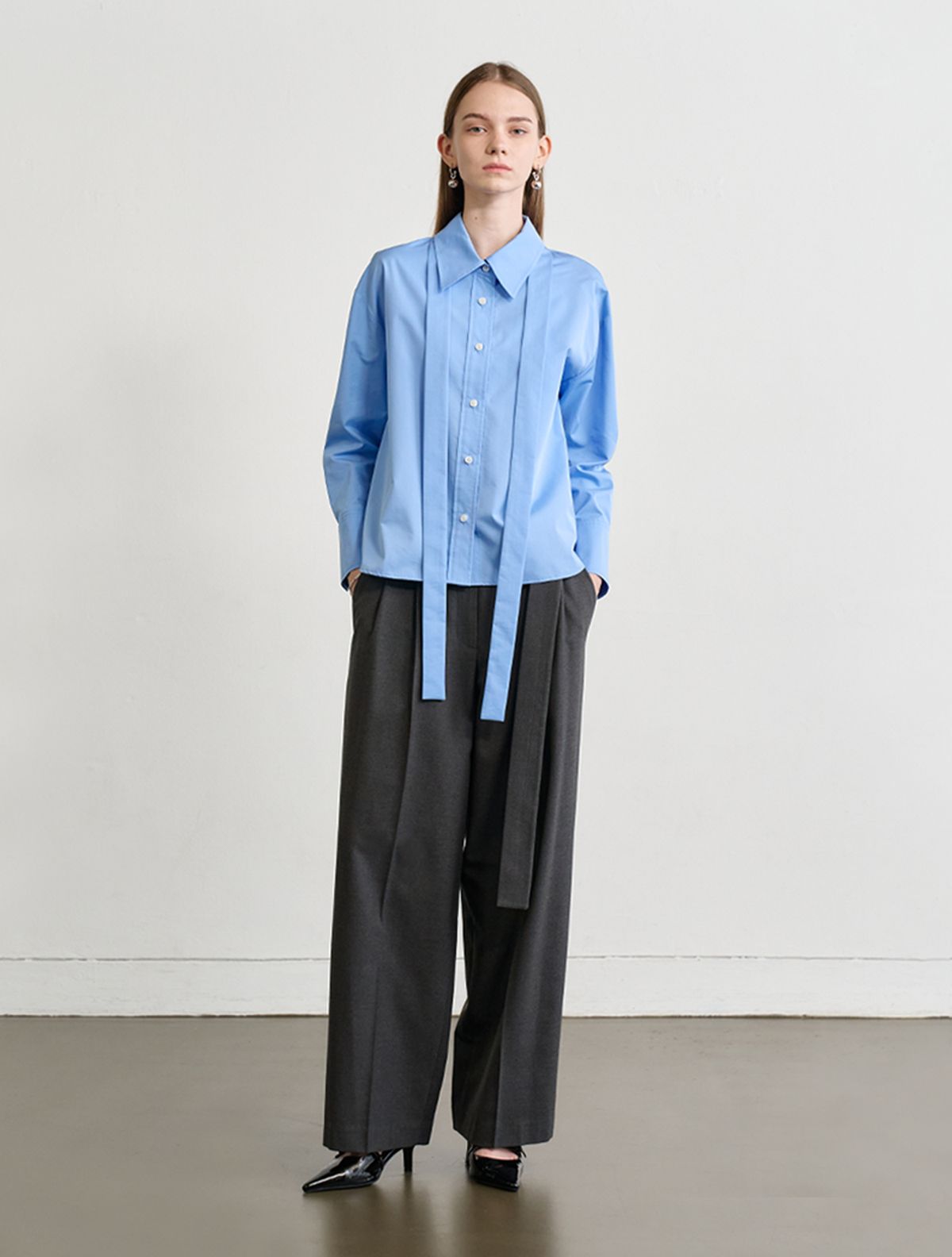 르이엘(LE YIEL) Tuck Detail Belted Wide Pants_Charcoal Grey 턱 디테일 벨티드 와이드 팬츠_차콜 그레이