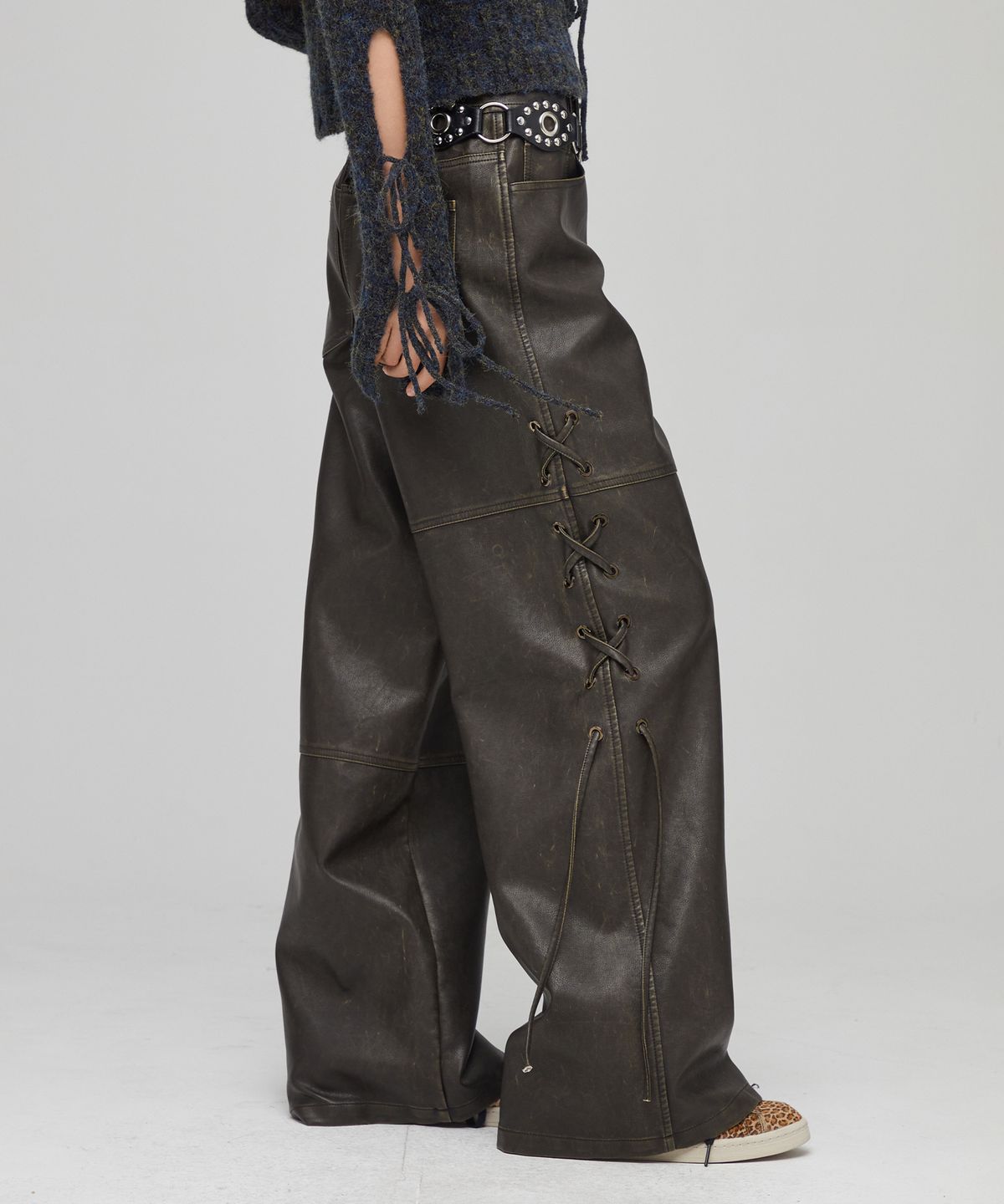 라라폭스(LALAFOX) FAKE LEATHER RIBBON POINT WIDE PANTS BLACK BQ4LP001