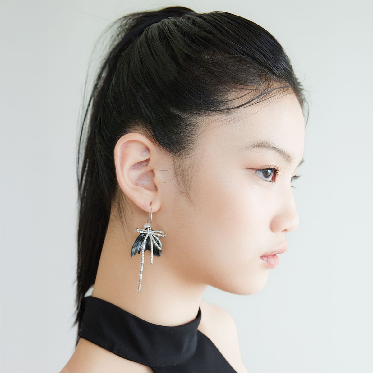 러뷰이(LOVUEE) 블랙 엔젤윙 귀걸이