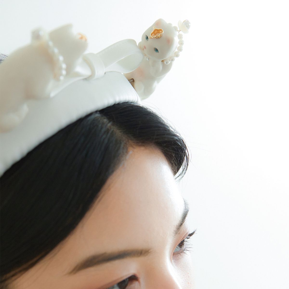 러뷰이(LOVUEE) 화이트 고양이 크라운 헤어밴드