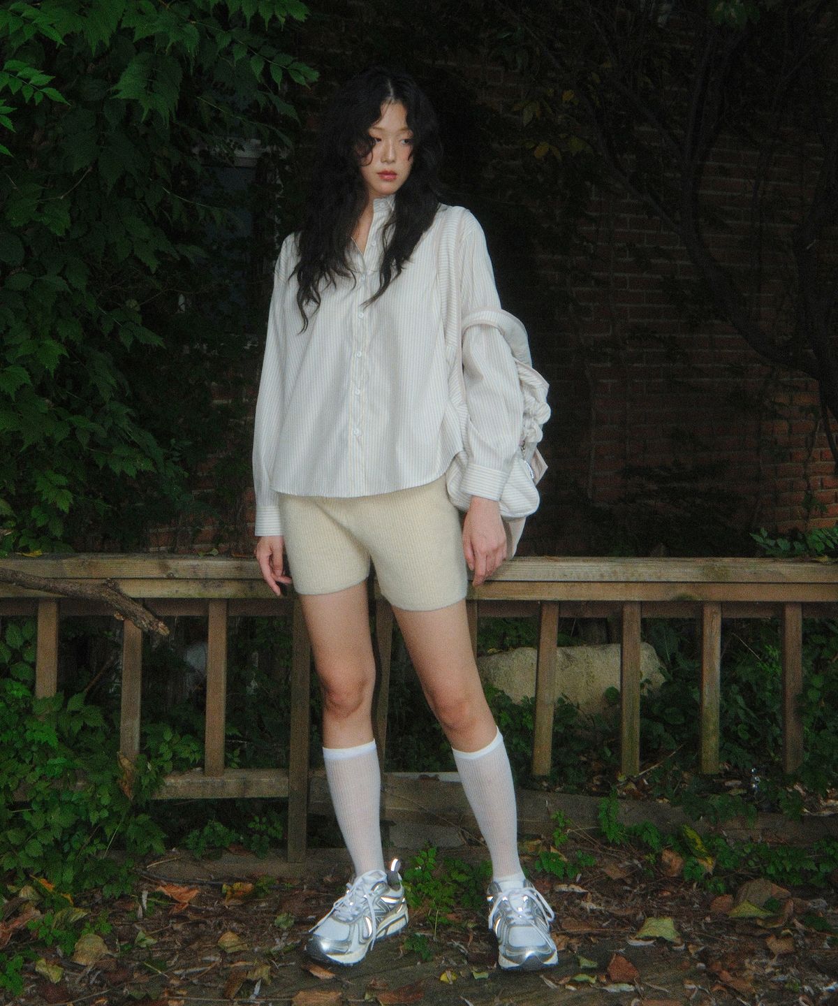 시월107(SIWL107) 스트라이프 플리츠 셔츠 (베이지)