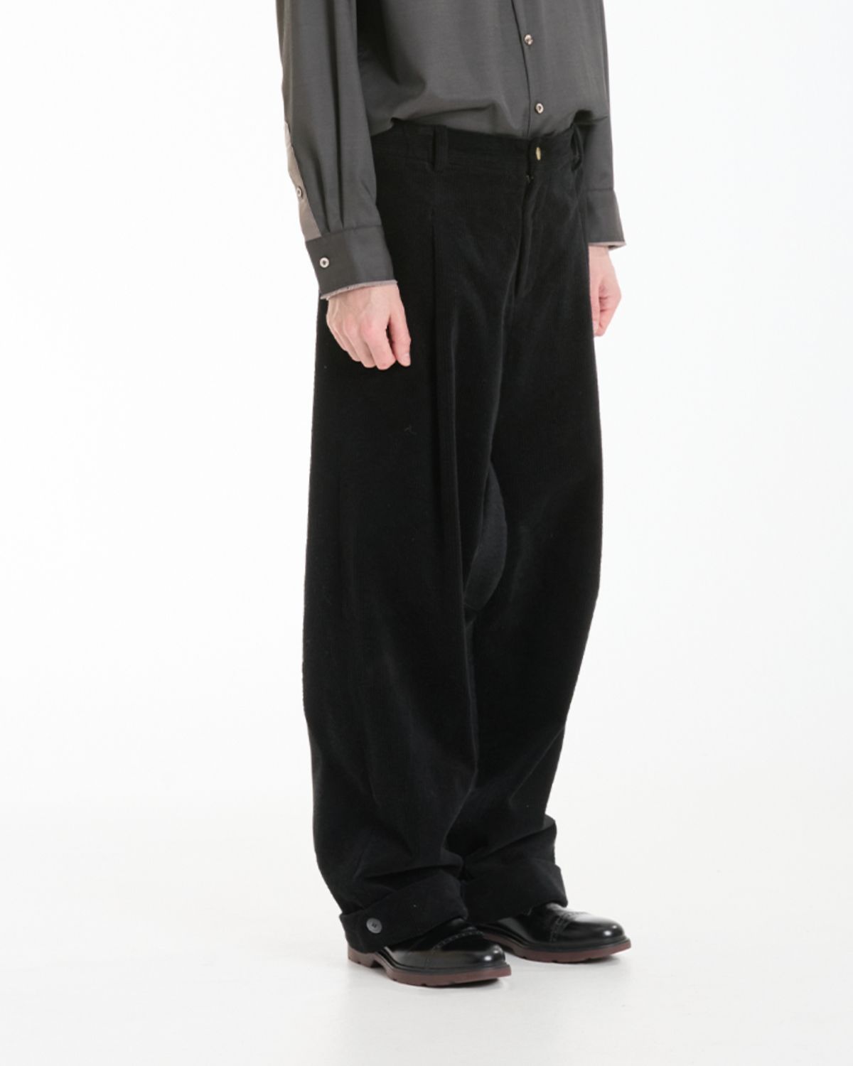 와이쏘씨리얼즈(WHYSOCEREALZ) Wide Baggie Trousers (black coduroy)
