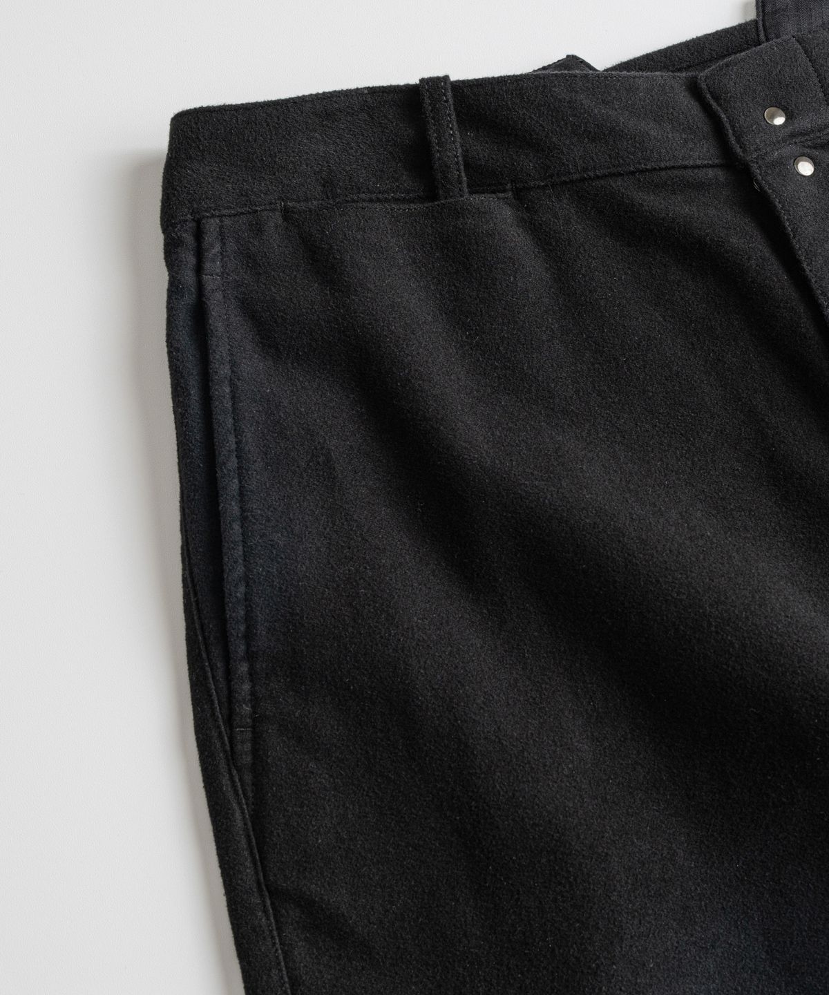 비헤비어(BEHEAVYER) SOFT MOLESKIN FRENCH TROUSERS faded black