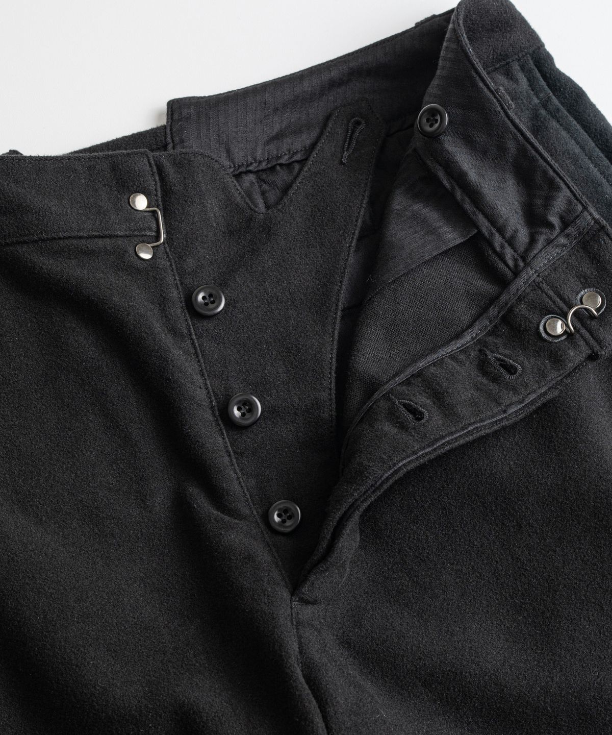 비헤비어(BEHEAVYER) SOFT MOLESKIN FRENCH TROUSERS faded black