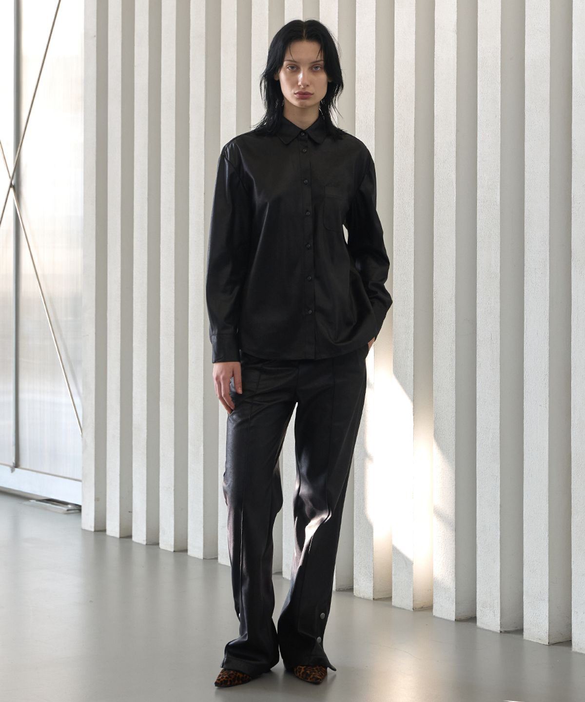 320쇼룸(320SHOWROOM) Faux Leather Side Slit Button Elastic Fleece-Lined Bootcut Pants Black