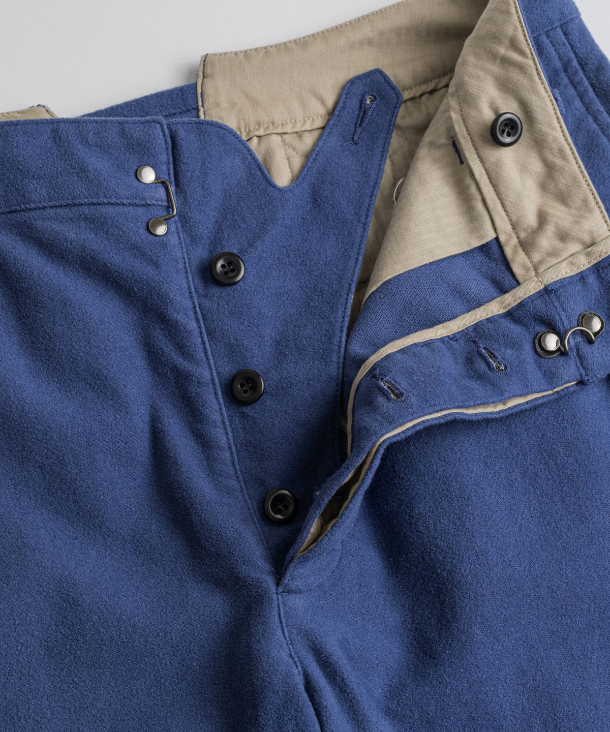비헤비어(BEHEAVYER) SOFT MOLESKIN FRENCH TROUSERS faded blue
