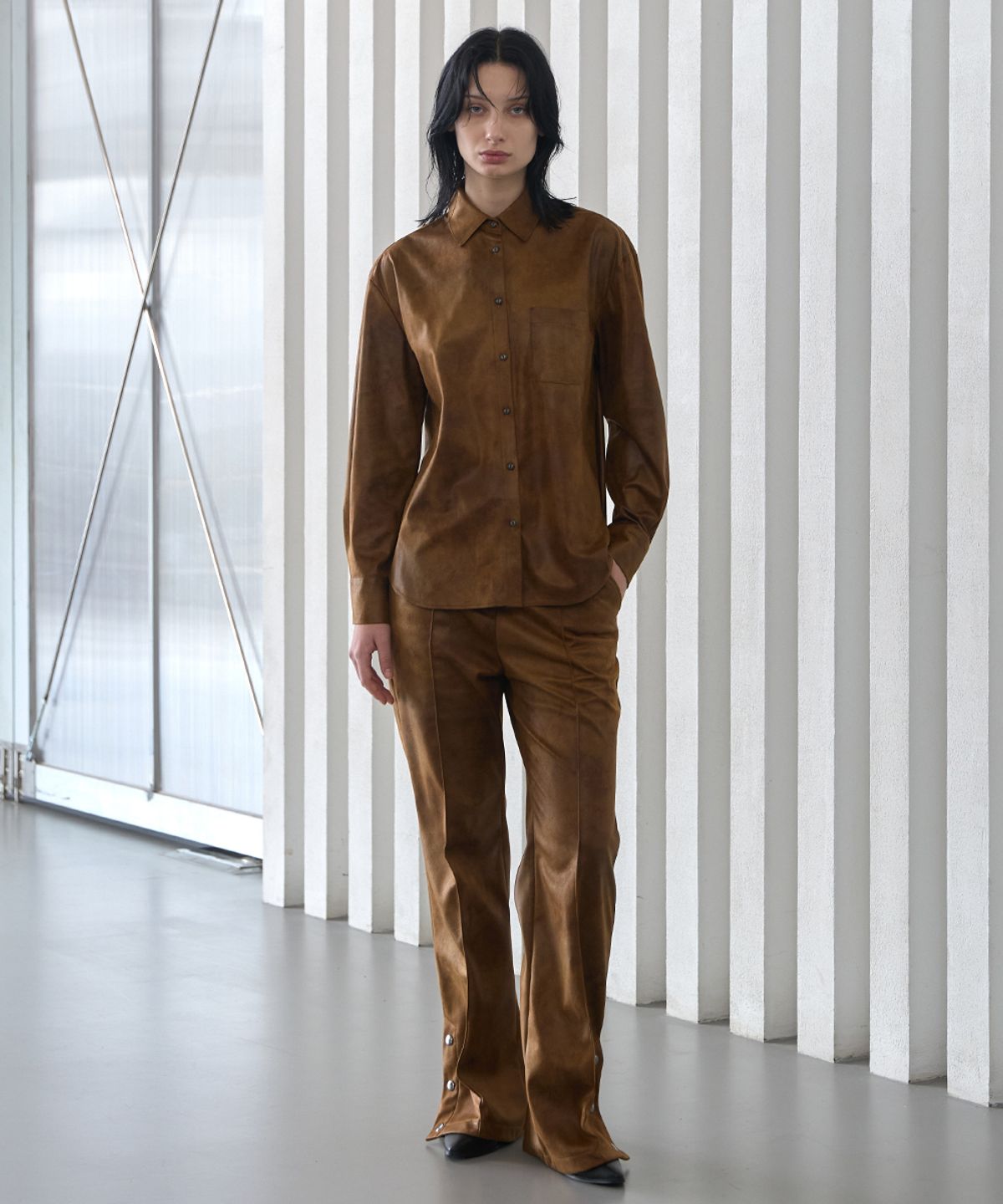 320쇼룸(320SHOWROOM) Faux Leather Side Slit Button Elastic Fleece-Lined Bootcut Pants Brown