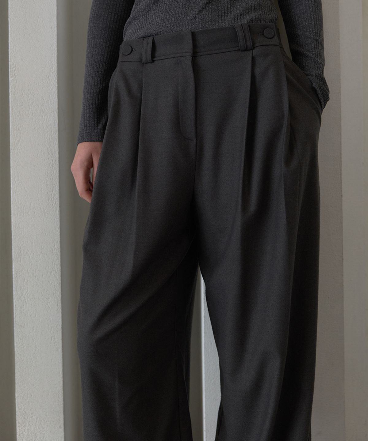 320쇼룸(320SHOWROOM) Wool Blend Side Button Pintuck Elastic Pants Charcoal
