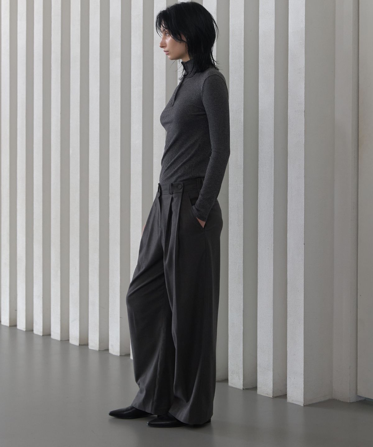 320쇼룸(320SHOWROOM) Wool Blend Side Button Pintuck Elastic Pants Charcoal