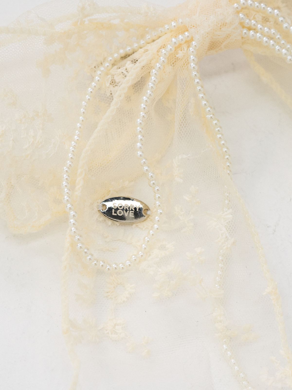 쏘리, 투 머치 러브(SORRY, TOO MUCH LOVE) Lace Pearl Ribbon Hair Pin_Ivory