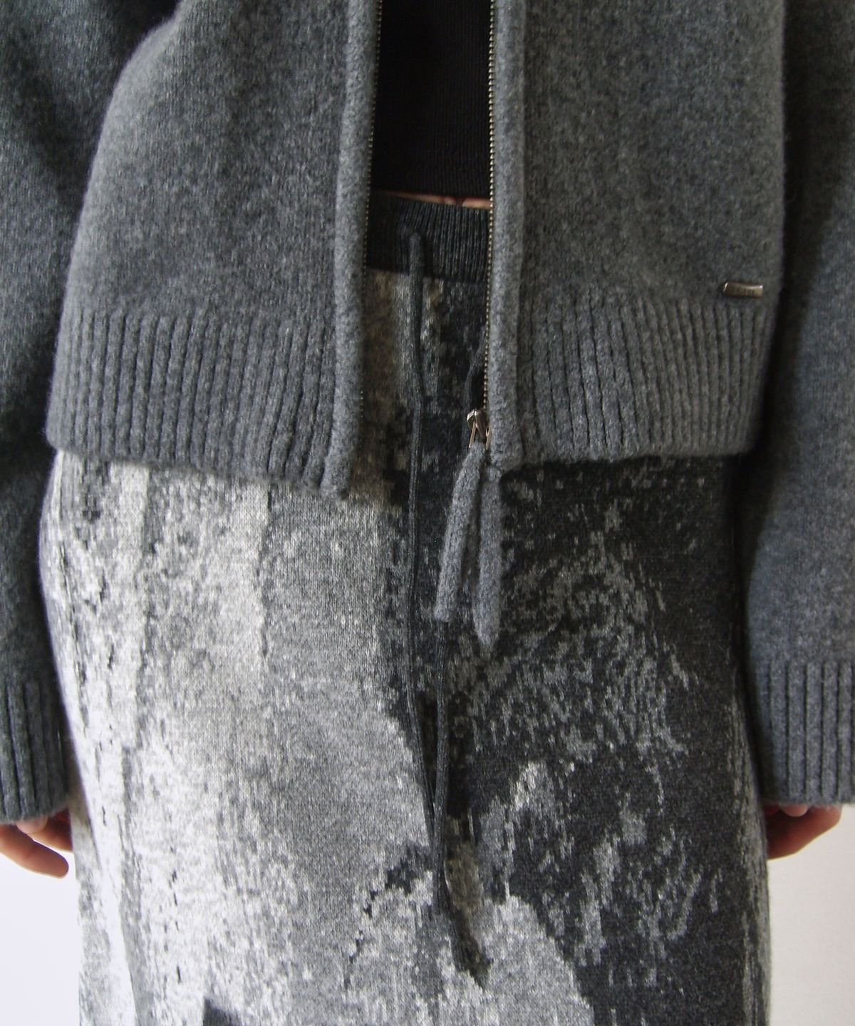 엔오르(EN OR) ASYMMETRY FRINGE CASHMERE SKIRT - DARK GREY