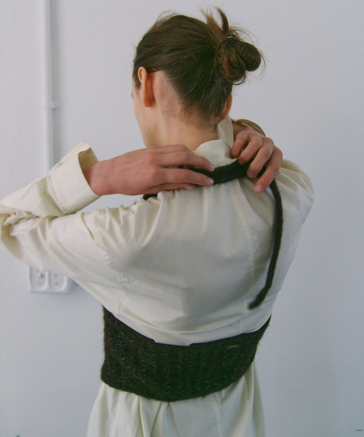 엔오르(EN OR) [ITALY FABRIC] TWIDDLE HALTER KNIT VEST - BROWN