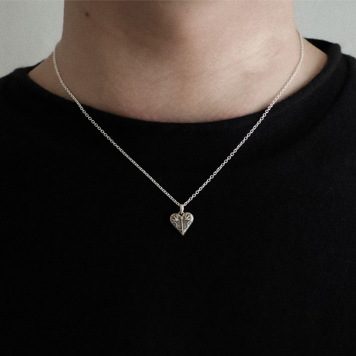 이더섬(IDUSUM) 하트 체이서 네크리스 (실버 하트 목걸이)