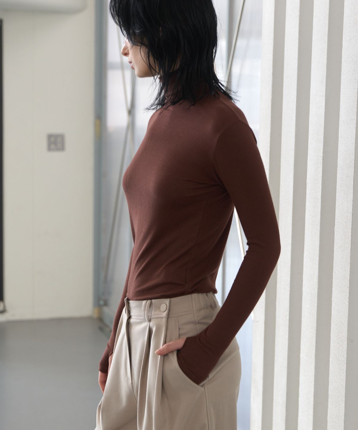 320쇼룸(320SHOWROOM) Modal Span Hand Warmer Turtleneck Brown