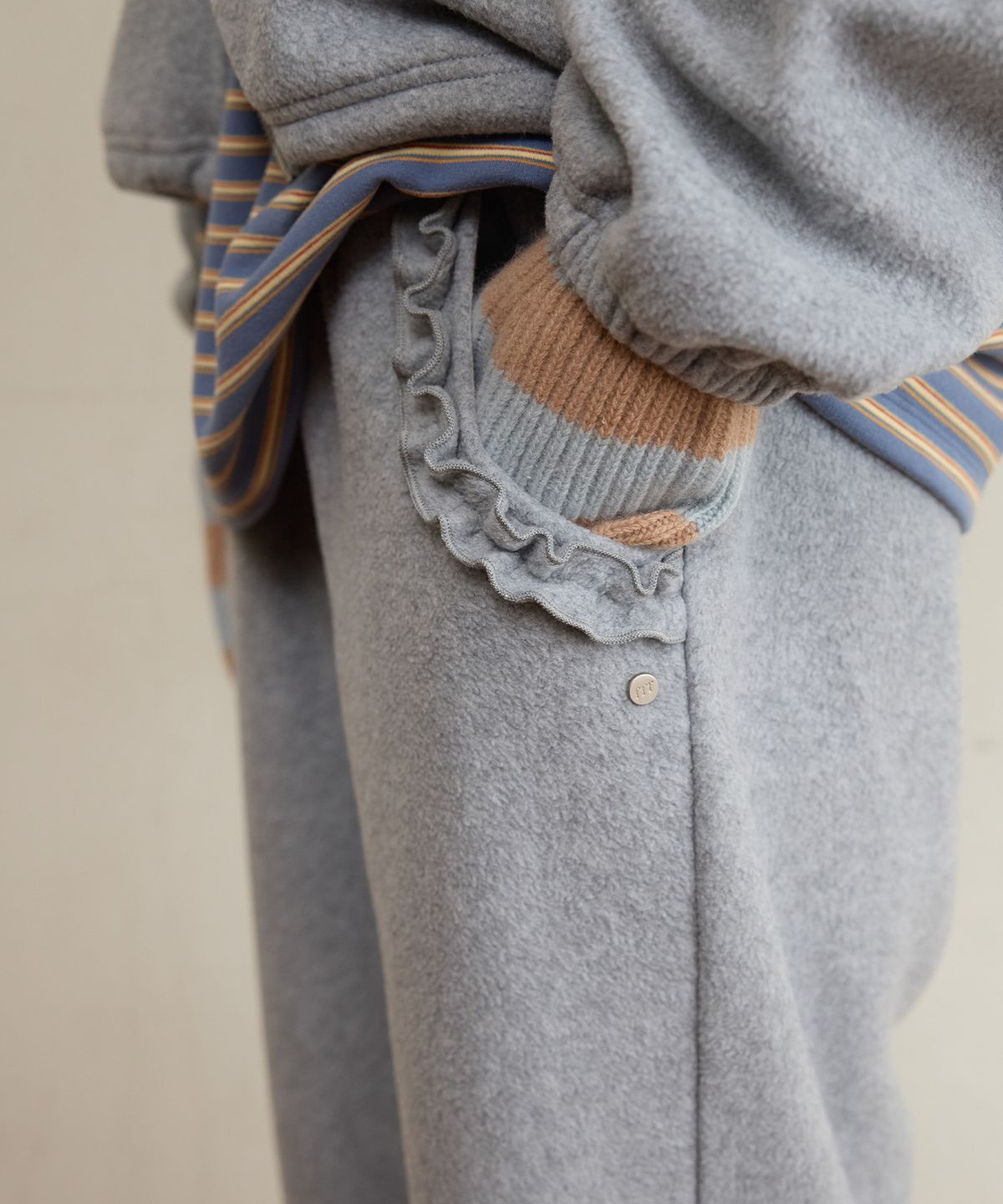 펀프롬펀(FUNFROMFUN) FRILL POCKET FLEECE PANTS, LIGHT GREY