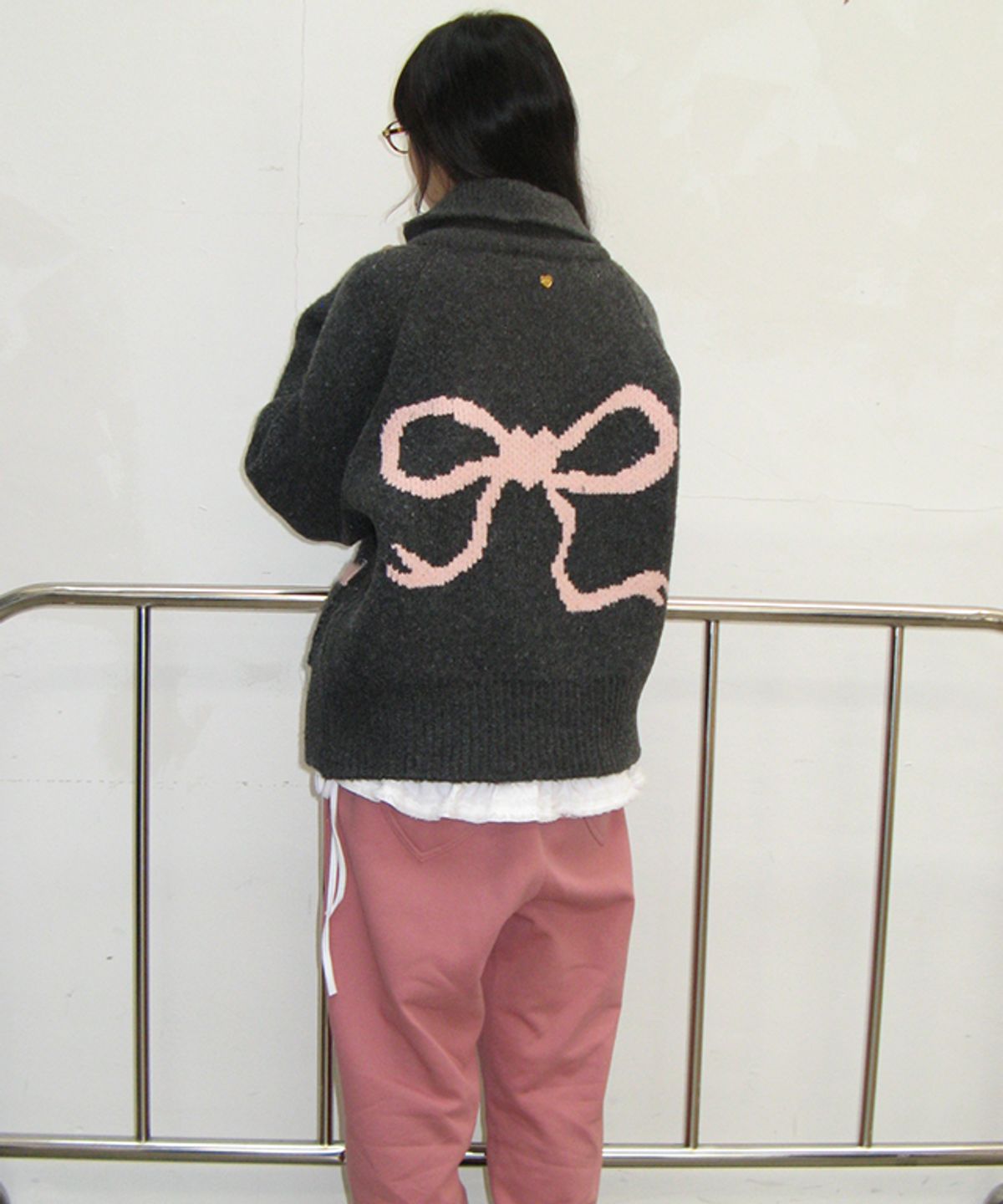 론론(RONRON) BACK HEART RIBBON COWICHAN KNIT ZIP UP CHARCOAL