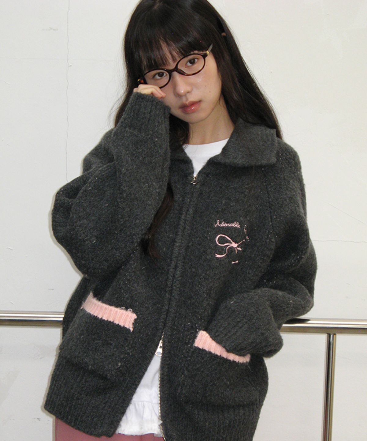 론론(RONRON) BACK HEART RIBBON COWICHAN KNIT ZIP UP CHARCOAL