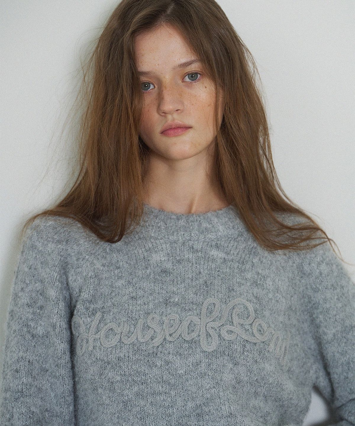 하우스 오브 폰드(HOUSE OF POND) Embroidery round neck sweater (Grey)