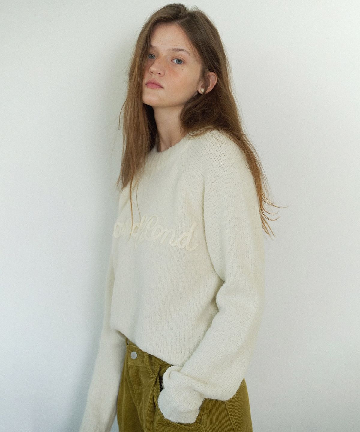 하우스 오브 폰드(HOUSE OF POND) Embroidery round neck sweater (Ivory)
