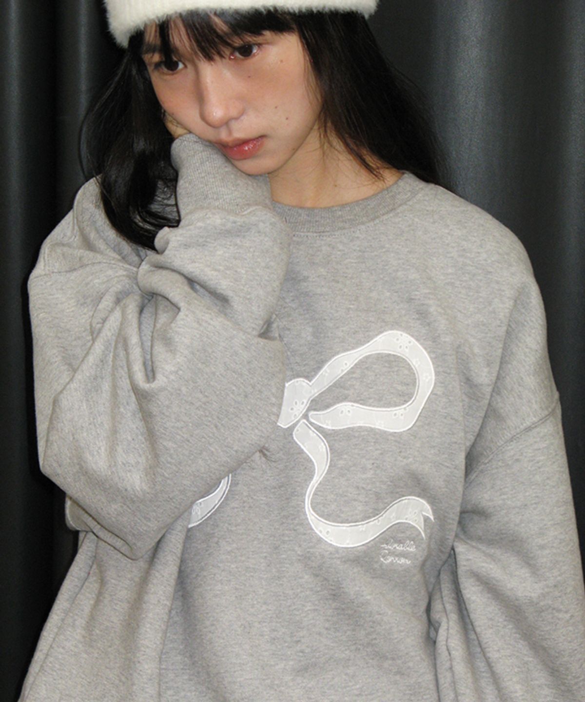 론론(RONRON) HEART RIBBON LACE APPLIQUE SWEATSHIRT GREY