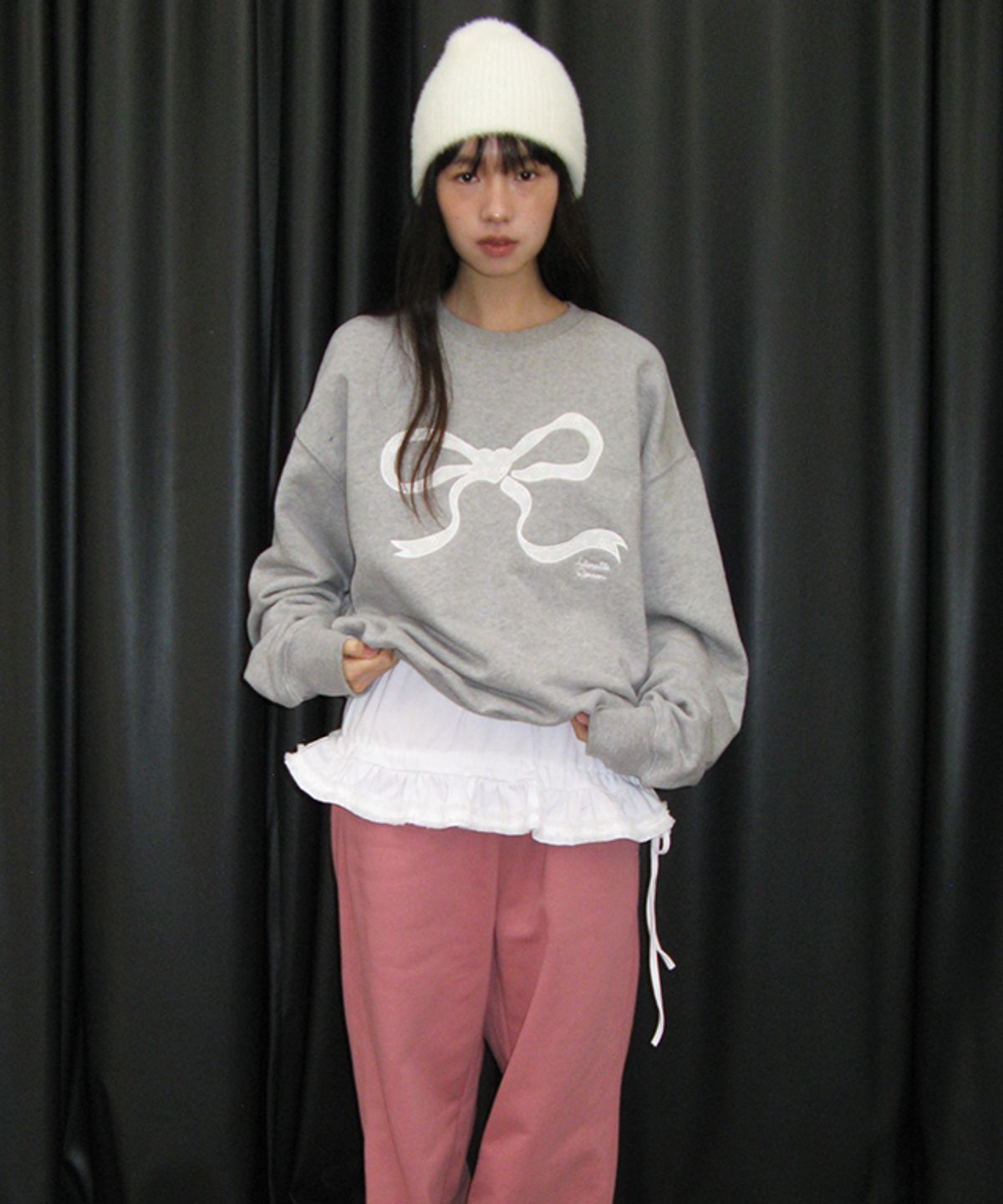 론론(RONRON) HEART RIBBON LACE APPLIQUE SWEATSHIRT GREY