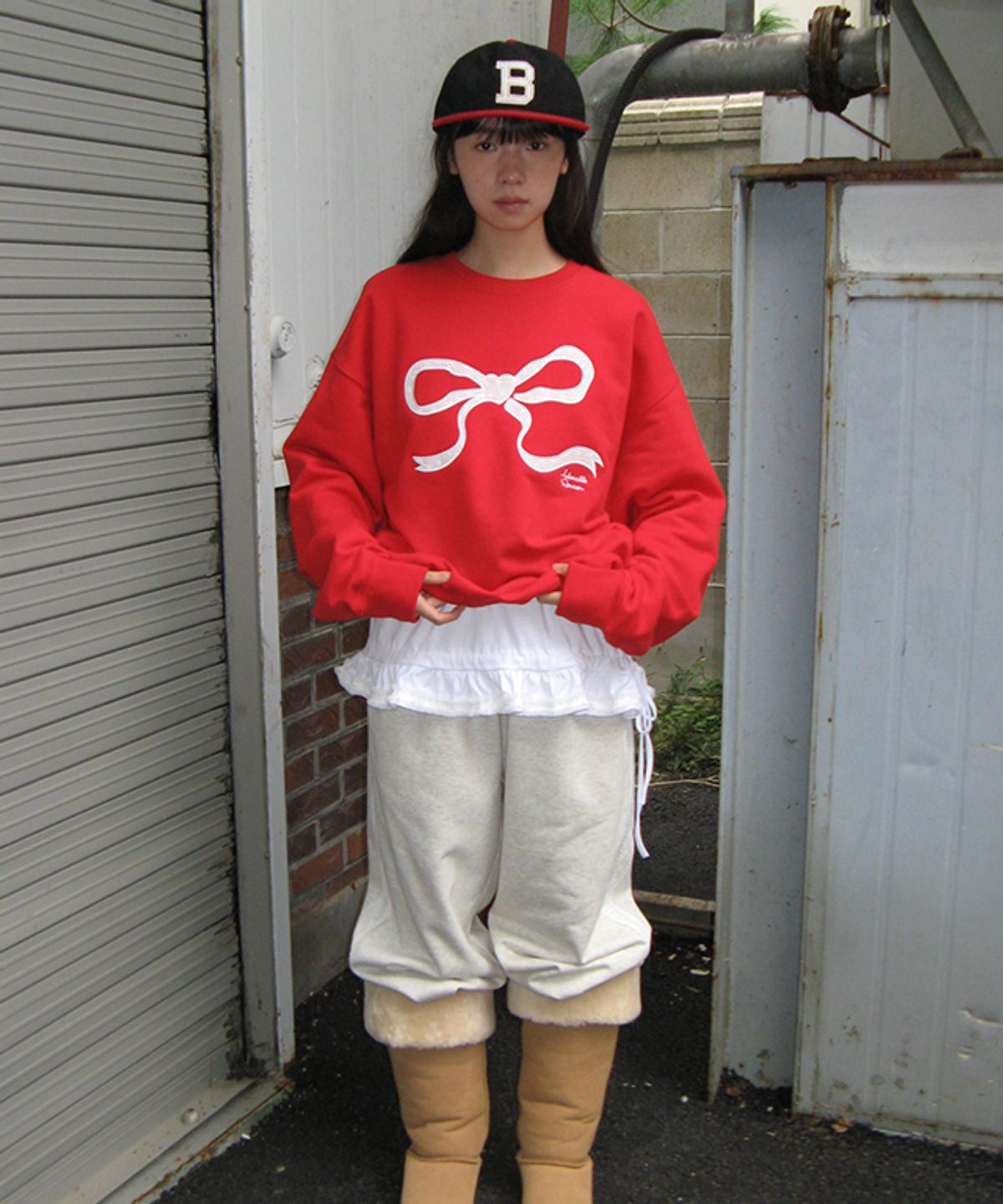 론론(RONRON) HEART RIBBON LACE APPLIQUE SWEATSHIRT RED
