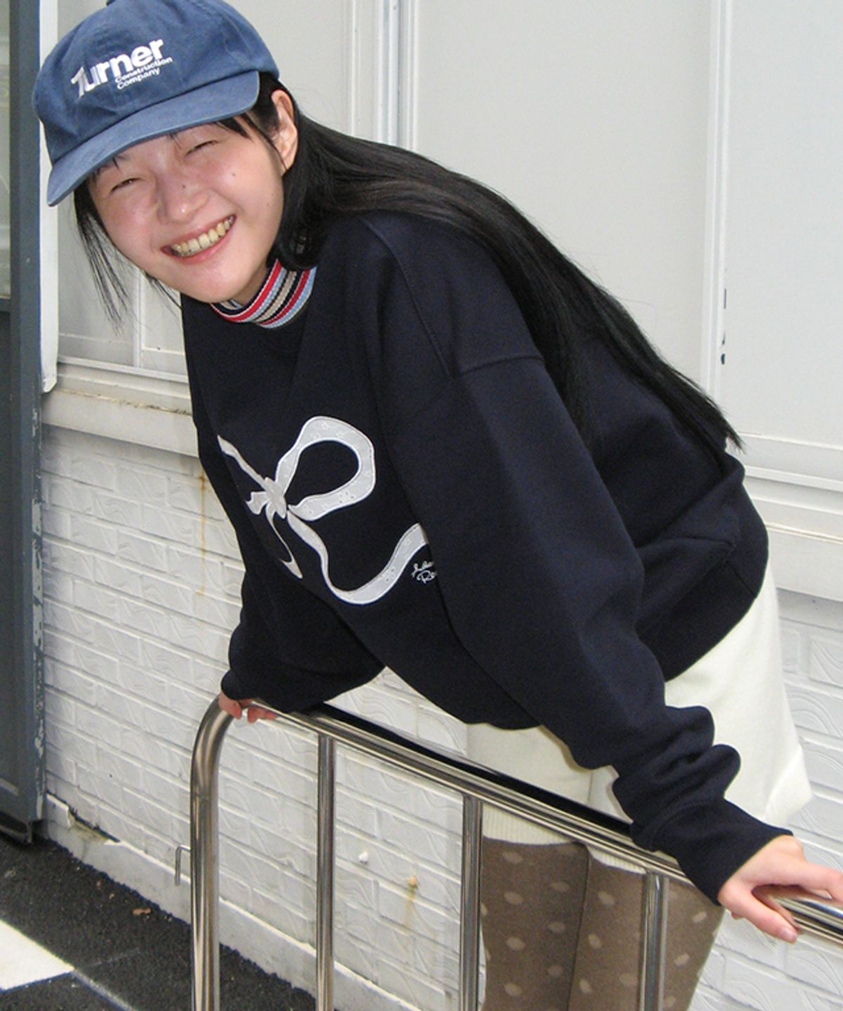 론론(RONRON) HEART RIBBON LACE APPLIQUE SWEATSHIRT NAVY