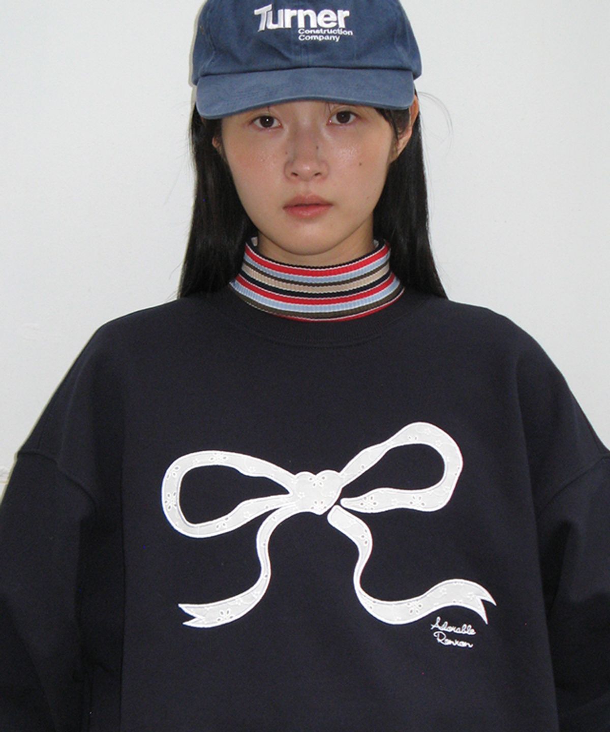 론론(RONRON) HEART RIBBON LACE APPLIQUE SWEATSHIRT NAVY