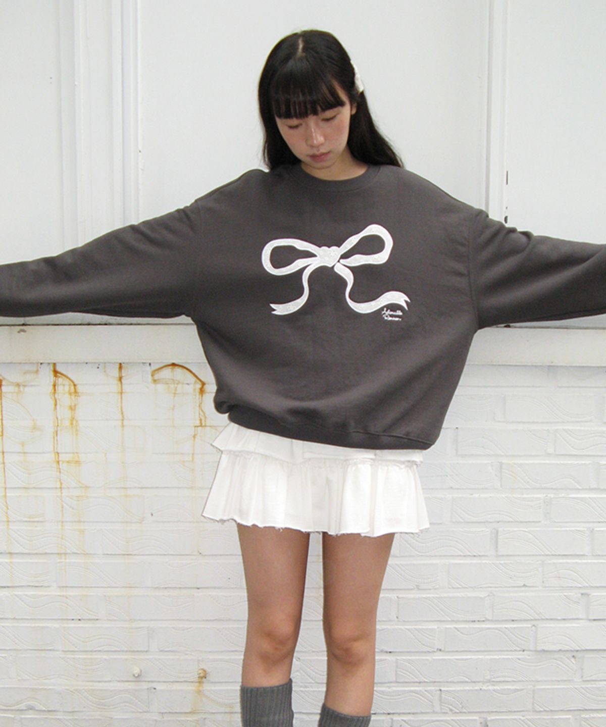 론론(RONRON) HEART RIBBON LACE APPLIQUE SWEATSHIRT CHARCOAL