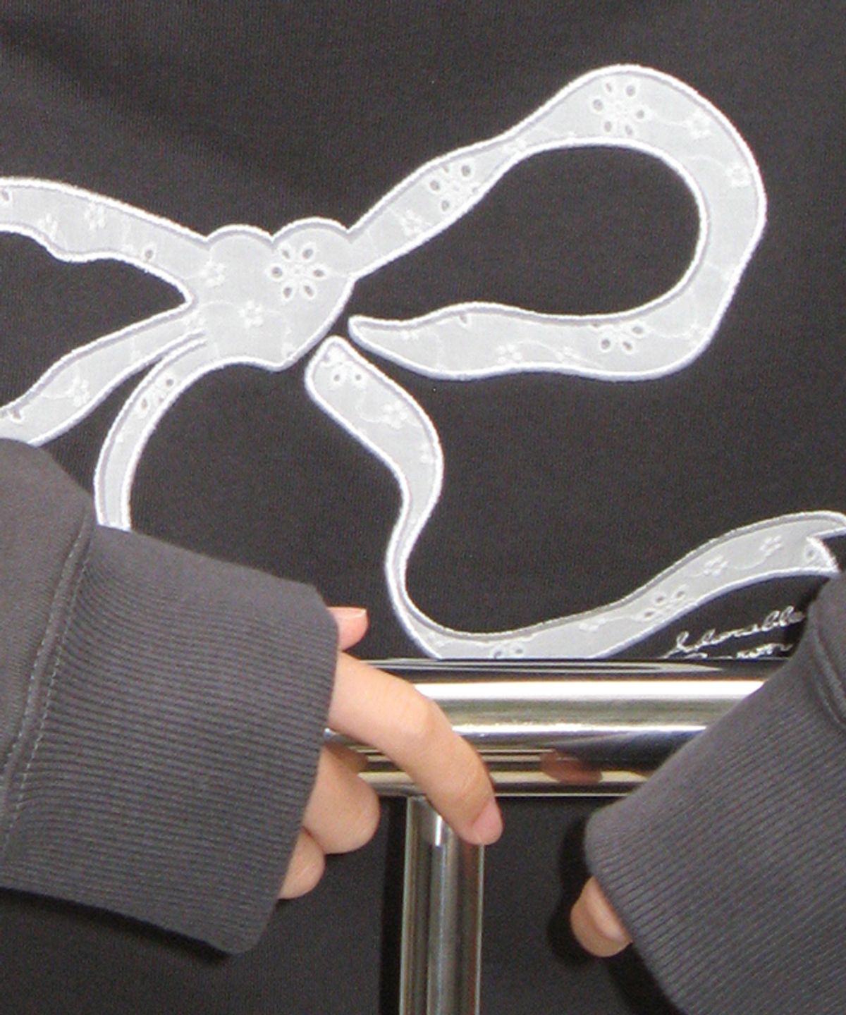 론론(RONRON) HEART RIBBON LACE APPLIQUE SWEATSHIRT CHARCOAL