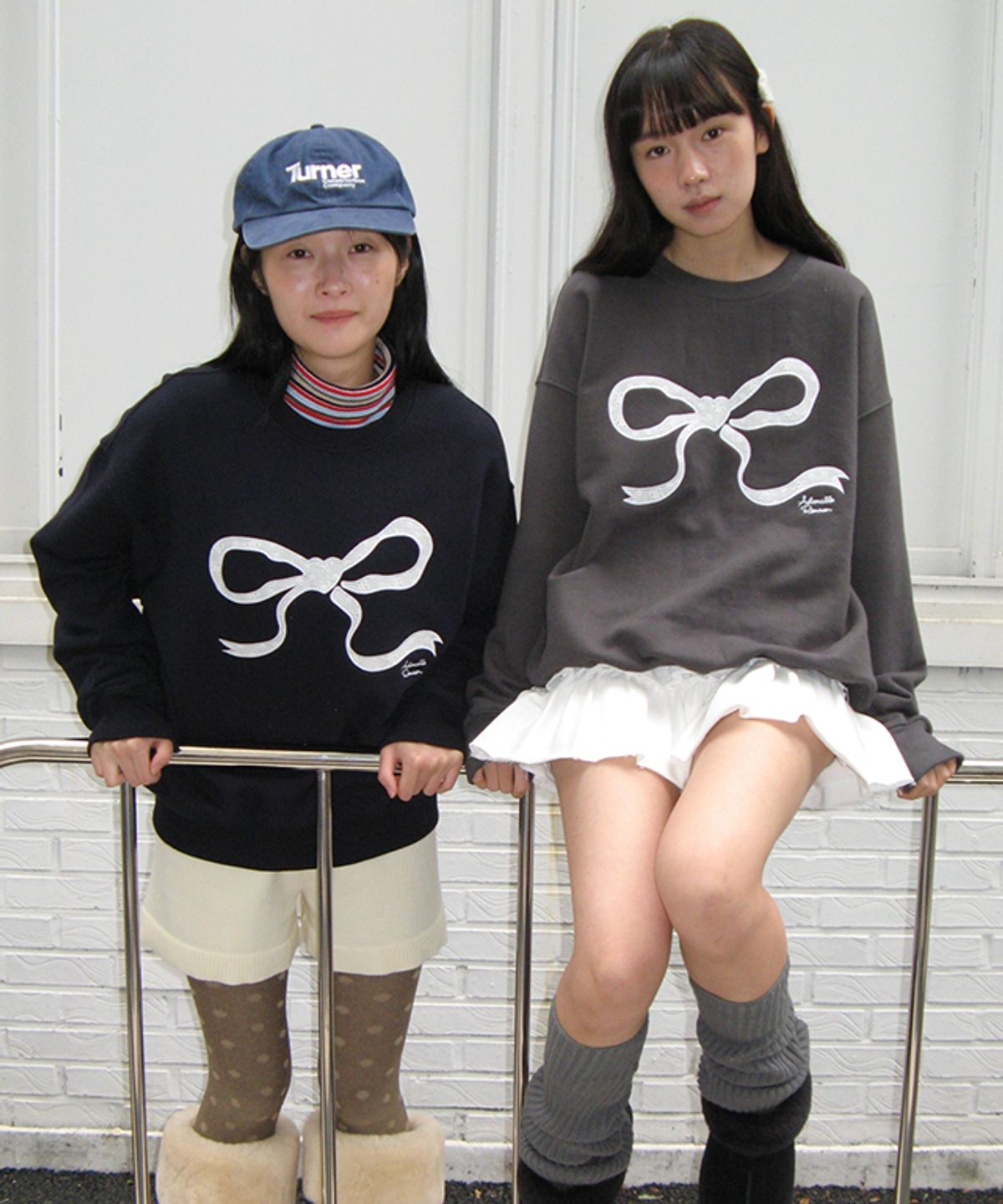 론론(RONRON) HEART RIBBON LACE APPLIQUE SWEATSHIRT CHARCOAL