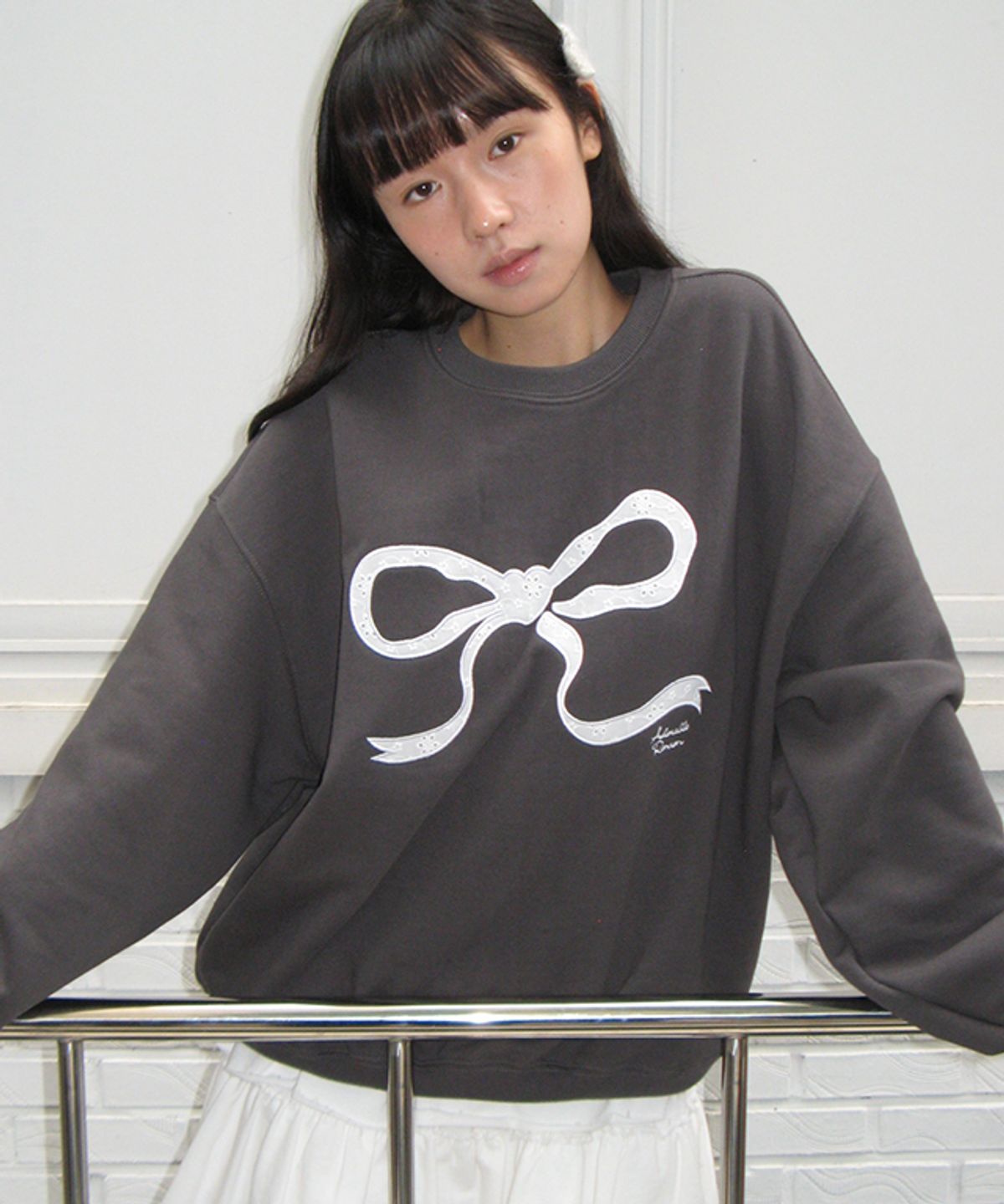 론론(RONRON) HEART RIBBON LACE APPLIQUE SWEATSHIRT CHARCOAL