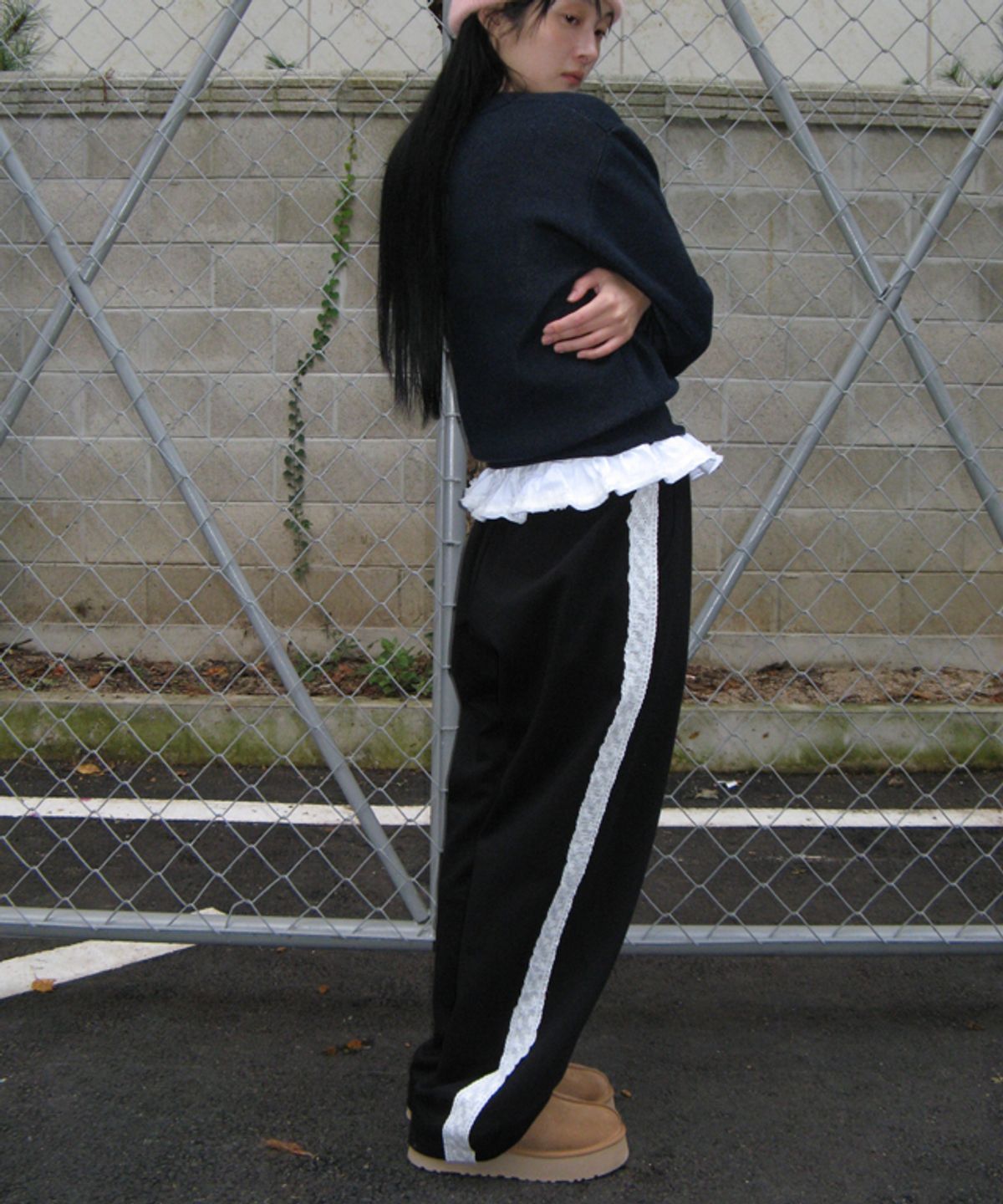 론론(RONRON) SIDE LACE TRACK SWEAT PANTS BLACK