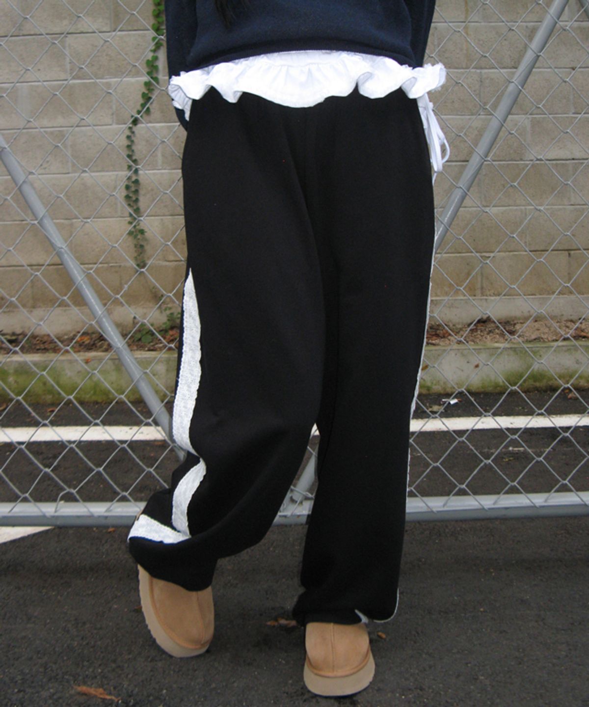 론론(RONRON) SIDE LACE TRACK SWEAT PANTS BLACK